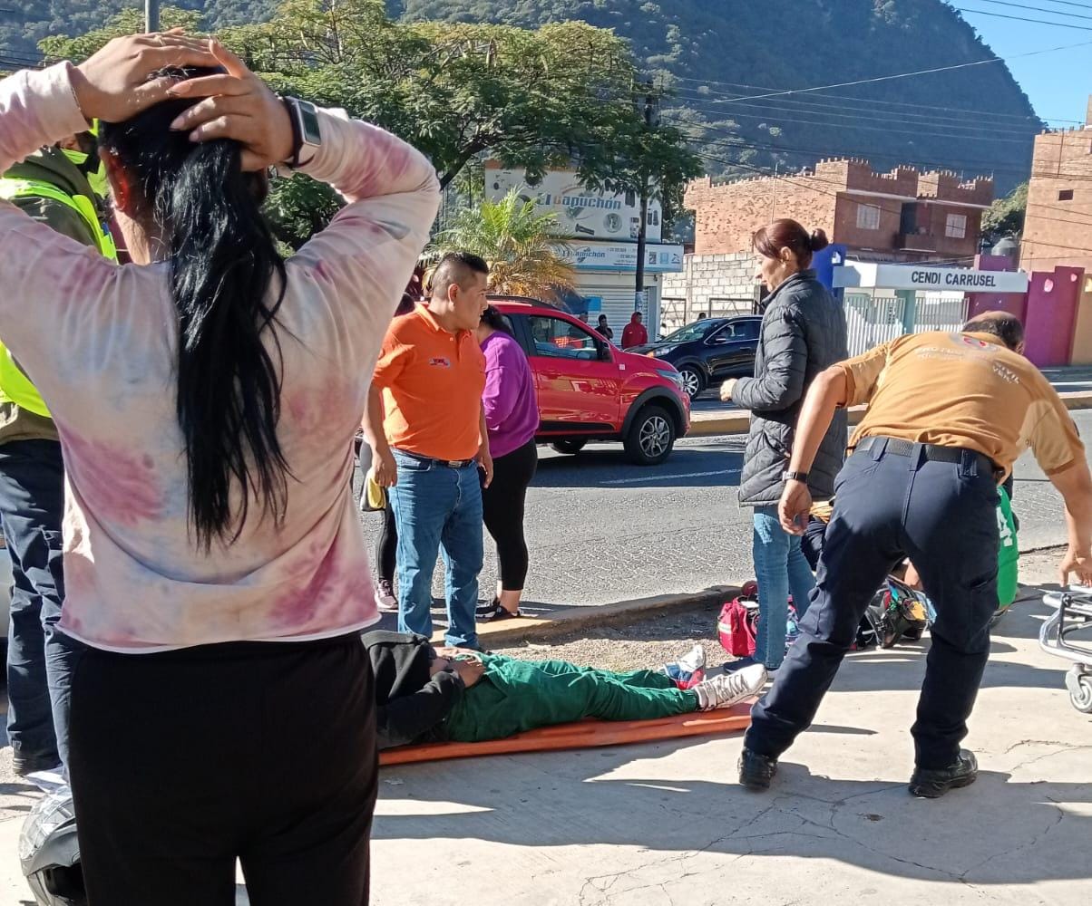 Lesionados dos motociclistas al chocar contra automóvil en Río Blanco