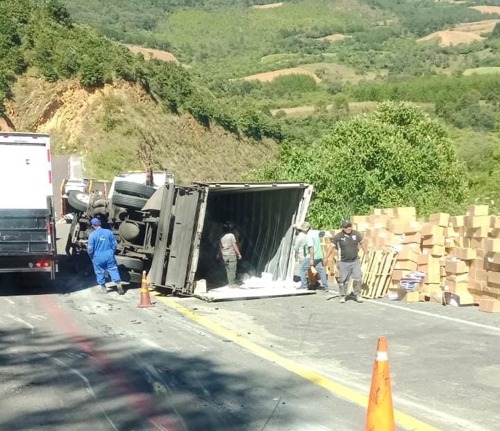 Vuelca Torton en la autopista Puebla-Orizaba