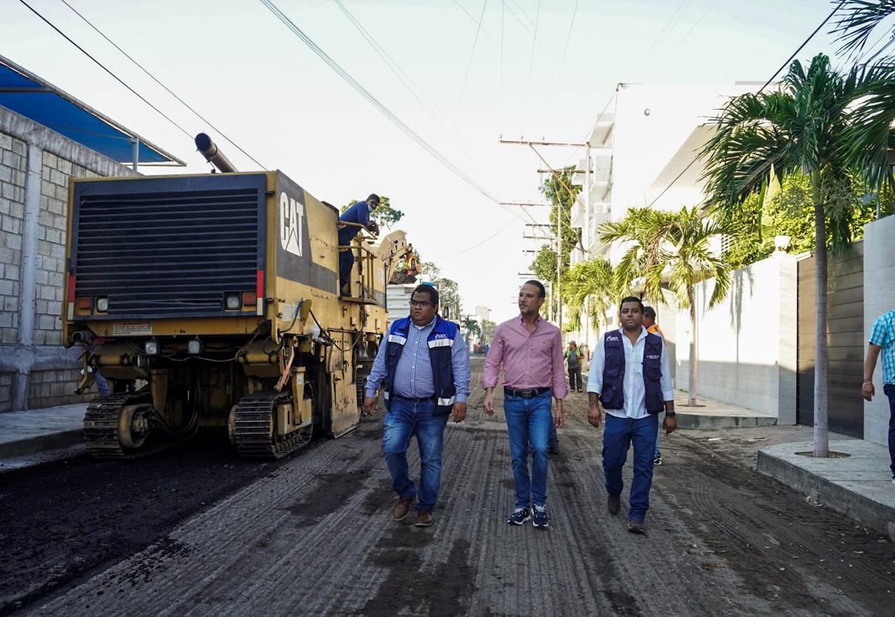 Supervisa Alcalde JM Unánue trabajos de pavimentación en Joyas de Mocambo