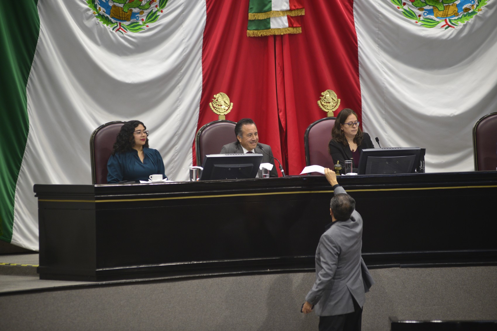 Abuchean a diputados de oposición en la comparecencia de Cuitláhuac García