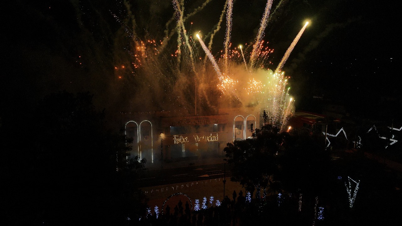 Fiesta en Ixtaczoquitlán con el encendido del árbol navideño