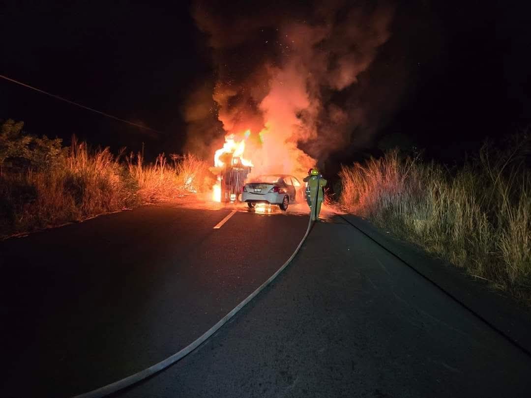 Se incendian camión cañero y taxi en la carretera Costera del Golfo, no hay heridos