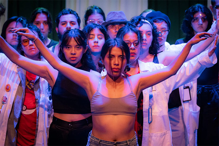 Alumnos de Teatro festejan 80 aniversario de la UV con obra itinerante