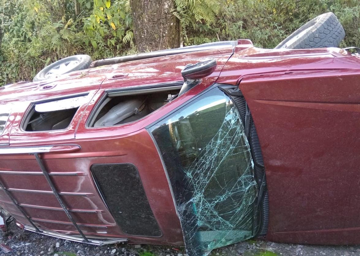 Un menor lesionado deja la volcadura de camioneta en La Perla