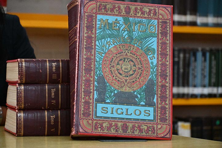 Derecho UV recibió donación de la enciclopedia México a través de los siglos