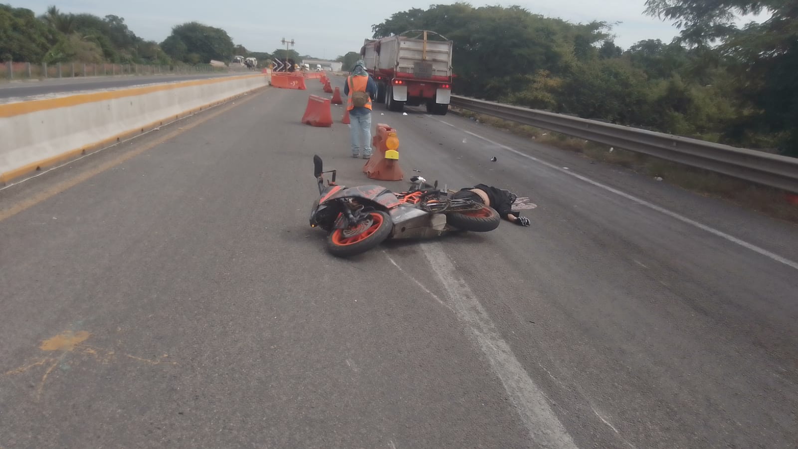 Motociclista muere atropellado por tracto camión en la autopista Córdoba-Veracruz