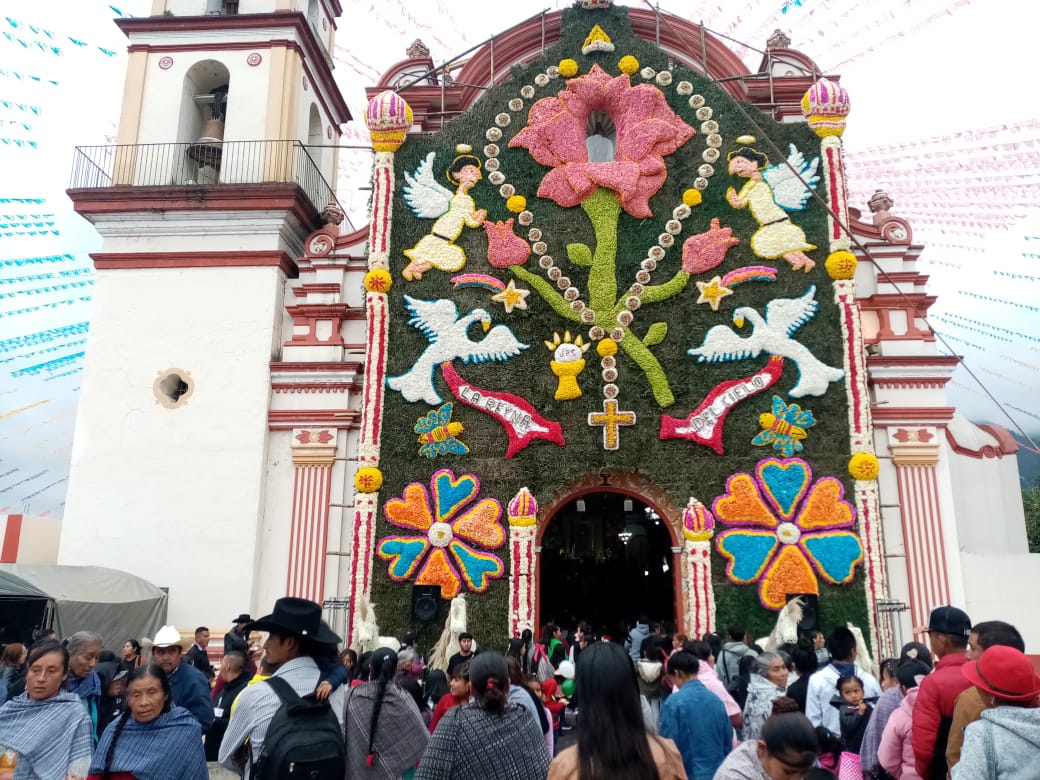 Un millón de flores adornan la Parroquia de Santa María Virgen de Guadalupe de La Perla