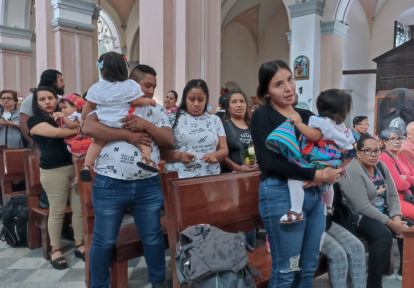 Cientos de padres de familia presentan a sus hijos ante la Guadalupana en la Catedral de Veracruz