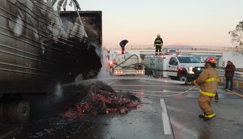 Incendio de tráiler en la autopista Córdoba-Veracruz deja pérdidas millonarias y saqueo de mercancía