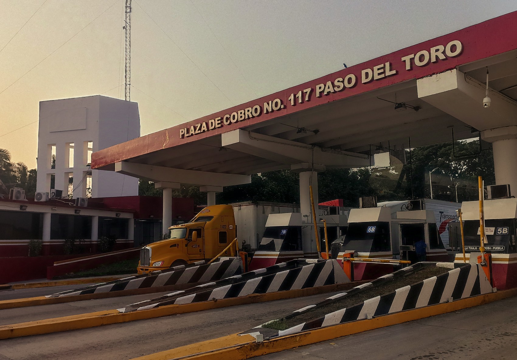 Cierran la autopista Córdoba-Veracruz en ambos sentidos por volcadura de tracto camión en el kilómetro 45