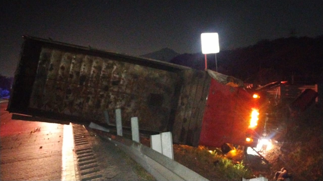 Volcadura de camión en la Autopista 150D Orizaba-Córdoba deja dos lesionados