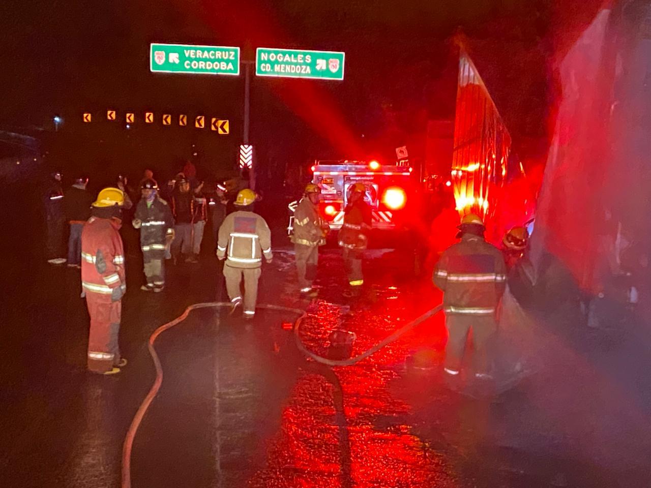 Arde caja de tráiler en la autopista Orizaba-Puebla, vecinos roban carga de jabón líquido