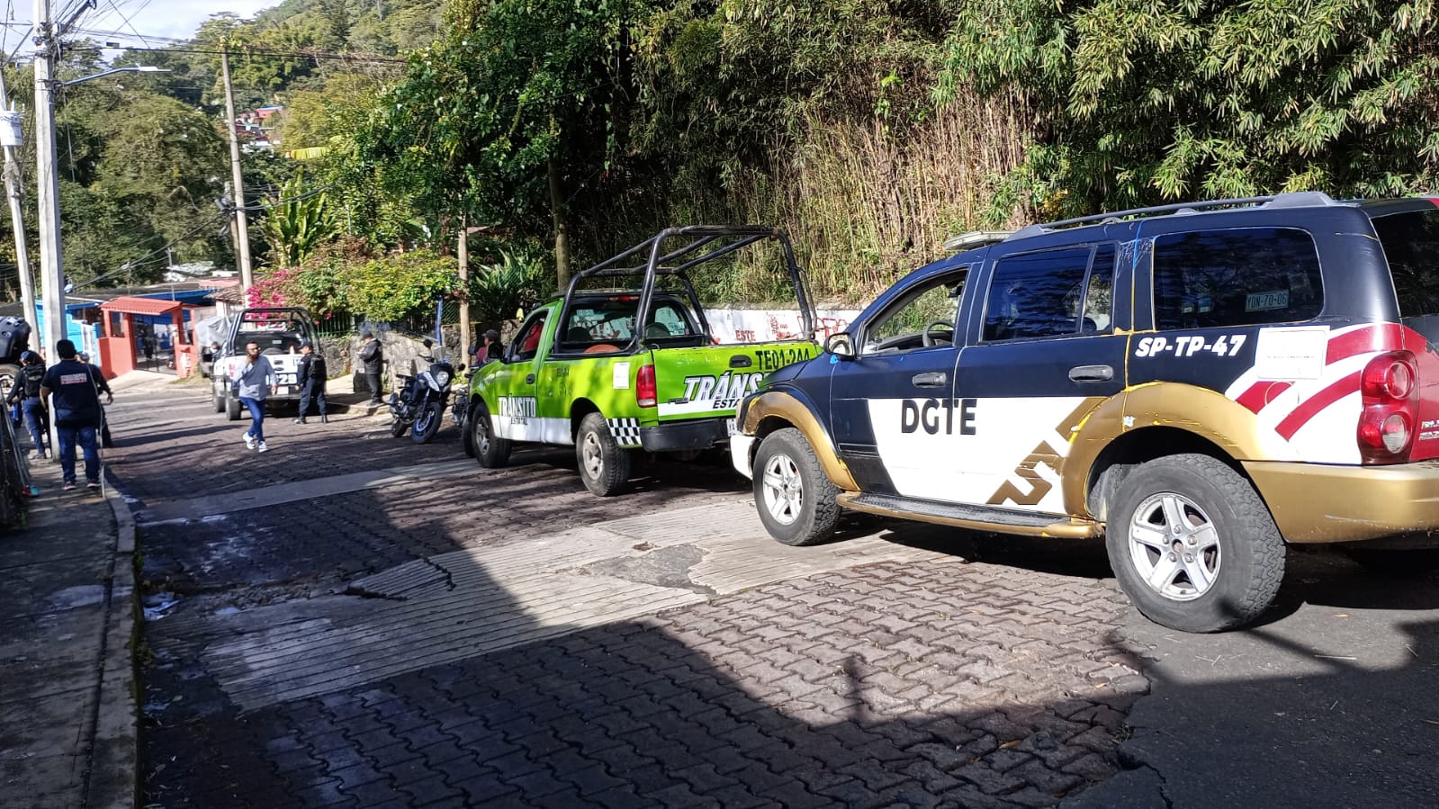 Mala maniobra deja camioneta colgando, con chofer sin poder salir