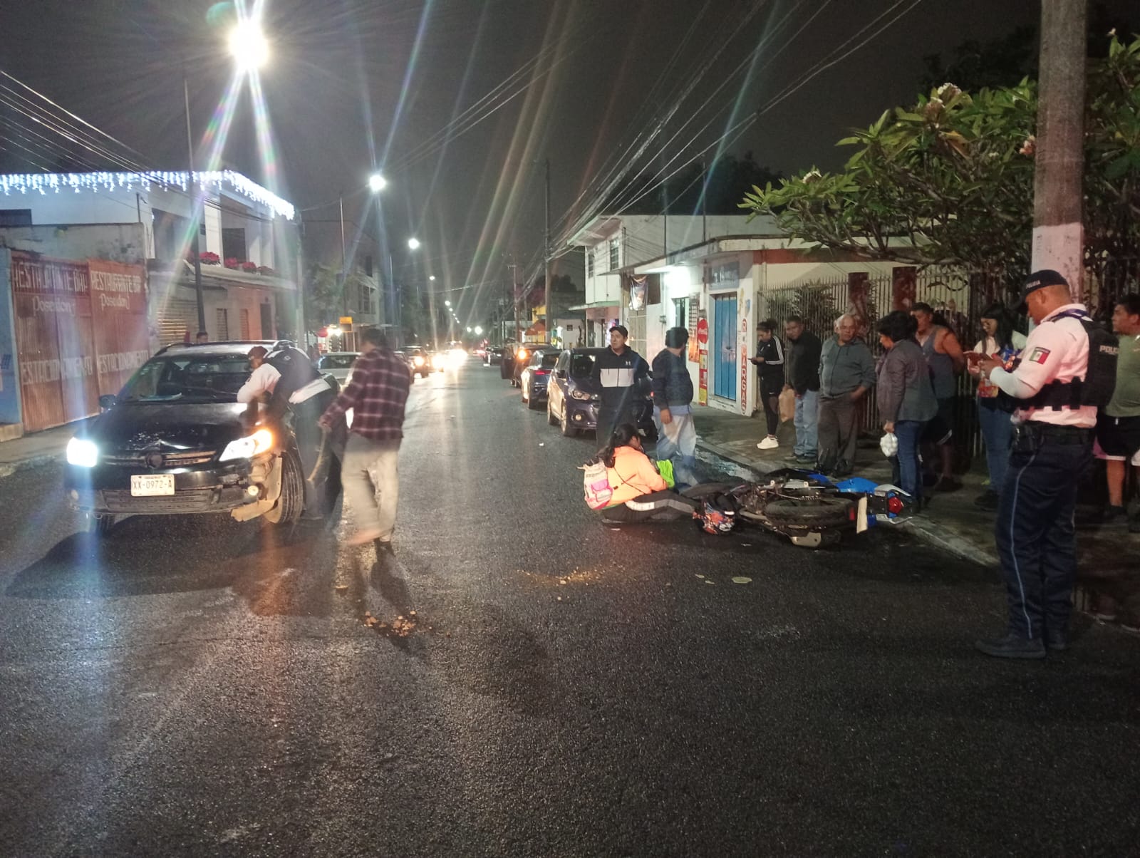 Tres lesionados deja choque frontal de motocicleta y camioneta en Orizaba