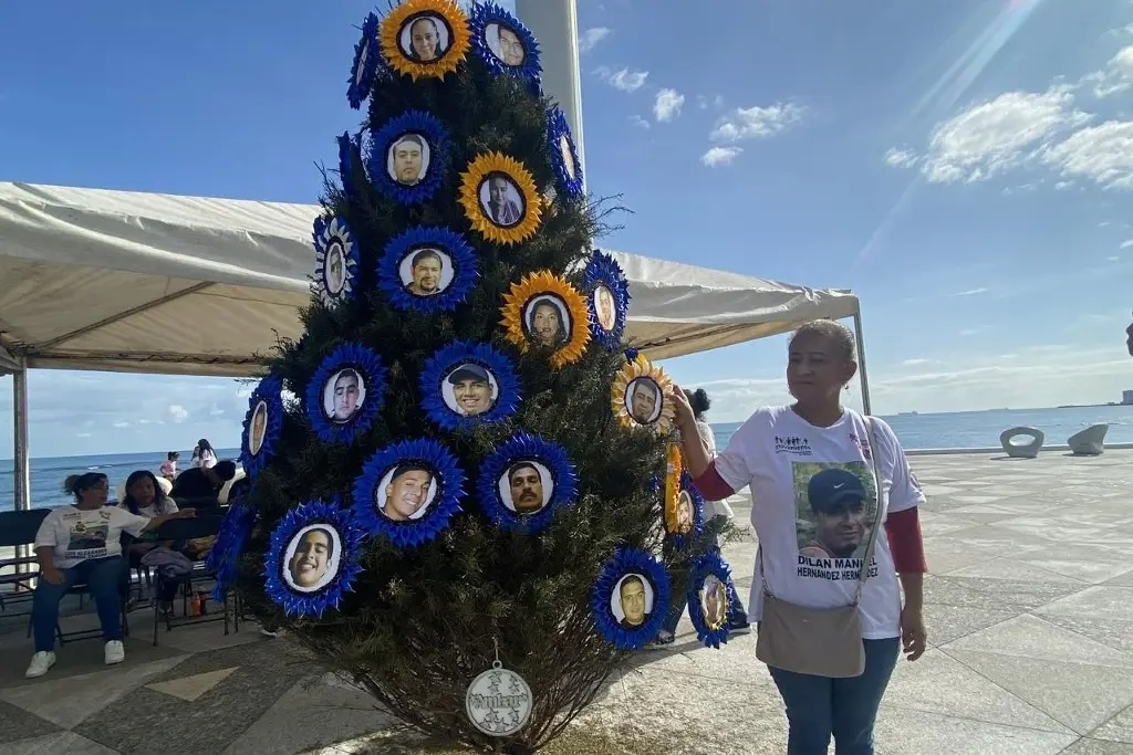 Instalan el Arbolito de la ausencia en Veracruz para recordar a desaparecidos