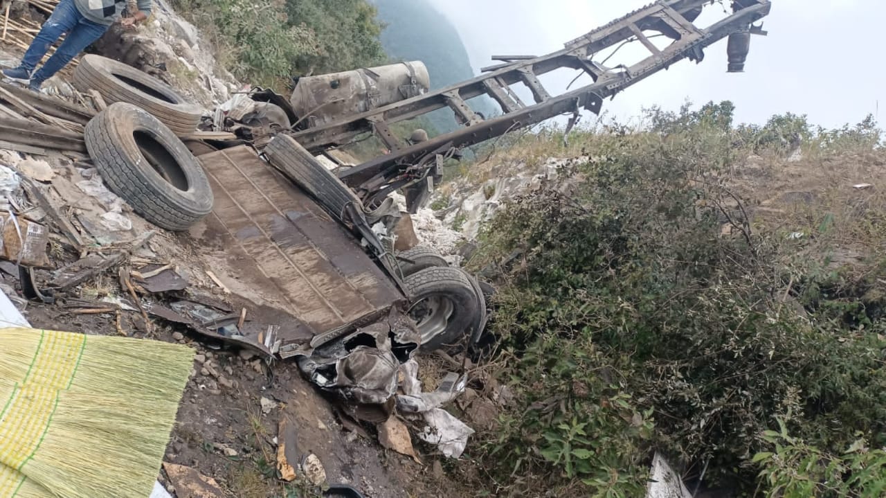Dos muertos al caer camión de carga a barranco en Maltrata, vecinos roban carga de productos de limpieza