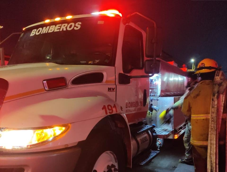 Incendio en domicilio de dos plantas en la colonia Benito Juárez de Río Blanco