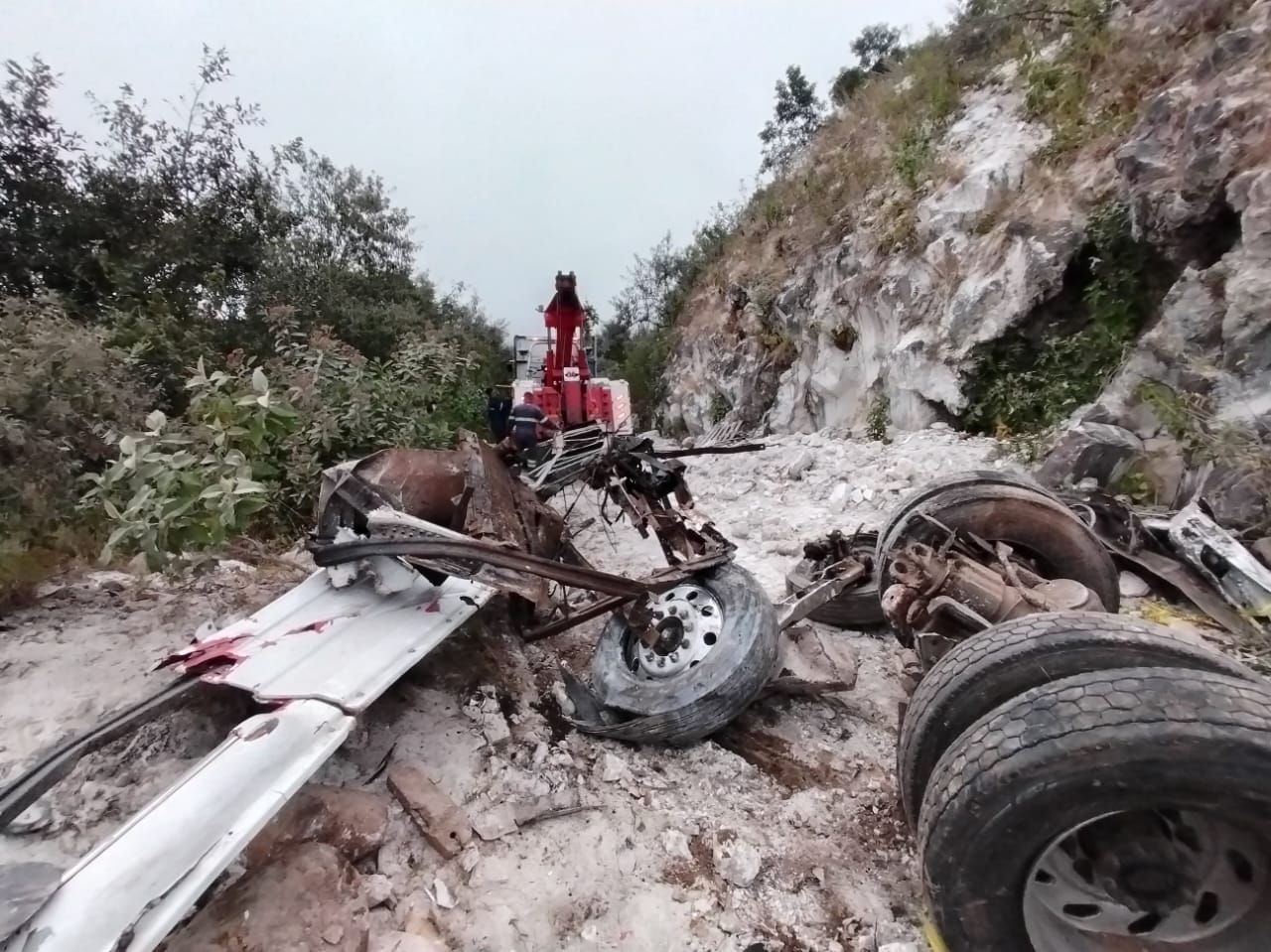 Identifican a fallecidos en accidente de tráiler en Cumbres de Maltrata