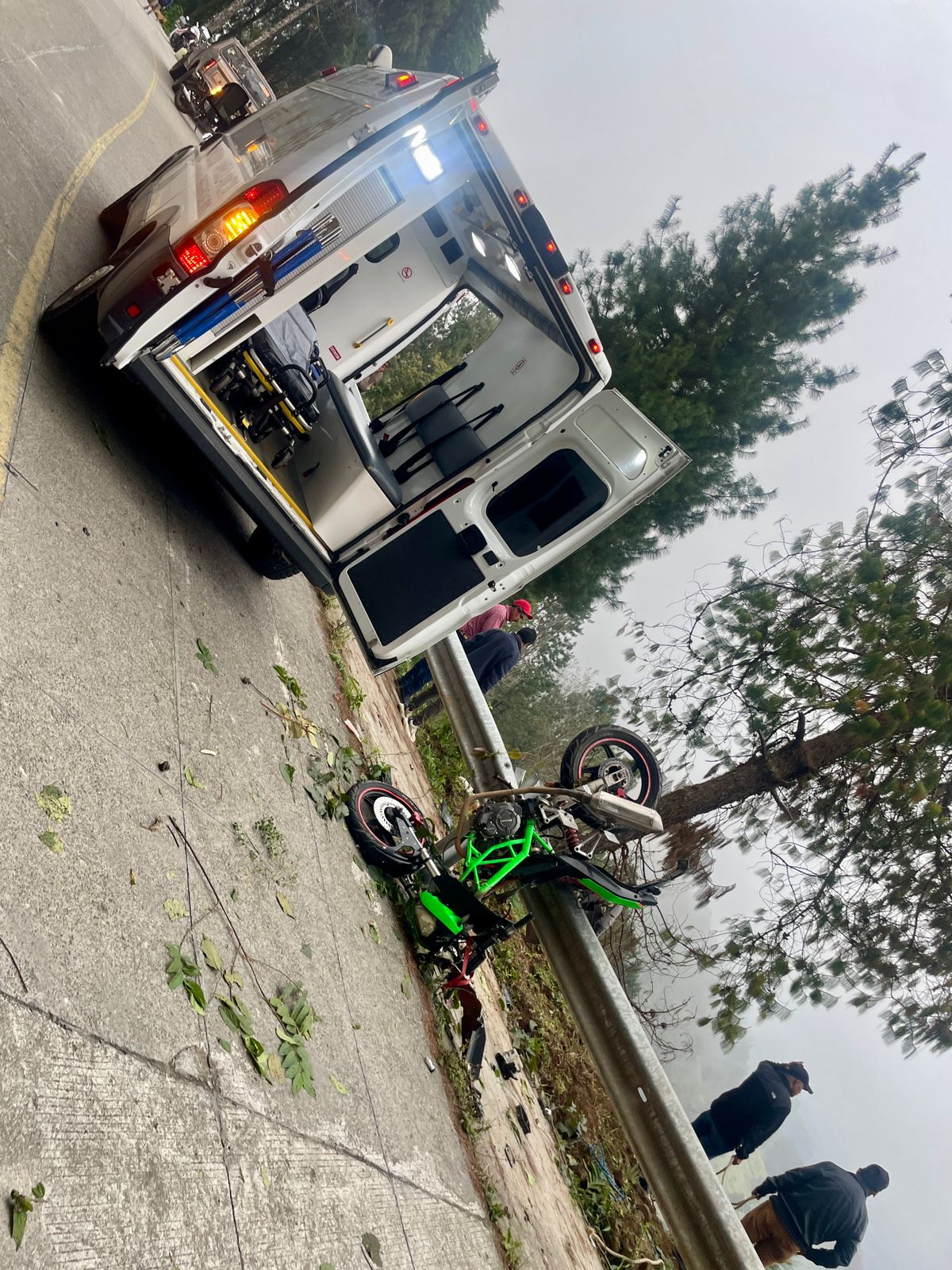 Pareja muere al derrapar en motocicleta y chocar contra barda en carretera Coatepec-Tlalnelhuayocan