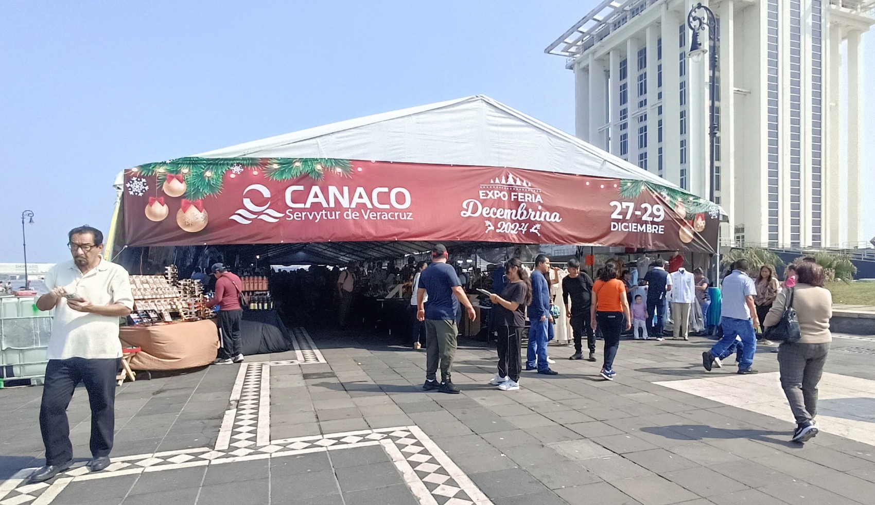 Canaco inicia la Expo Feria Decembrina 2024 en la Macroplaza del Malecón de Veracruz