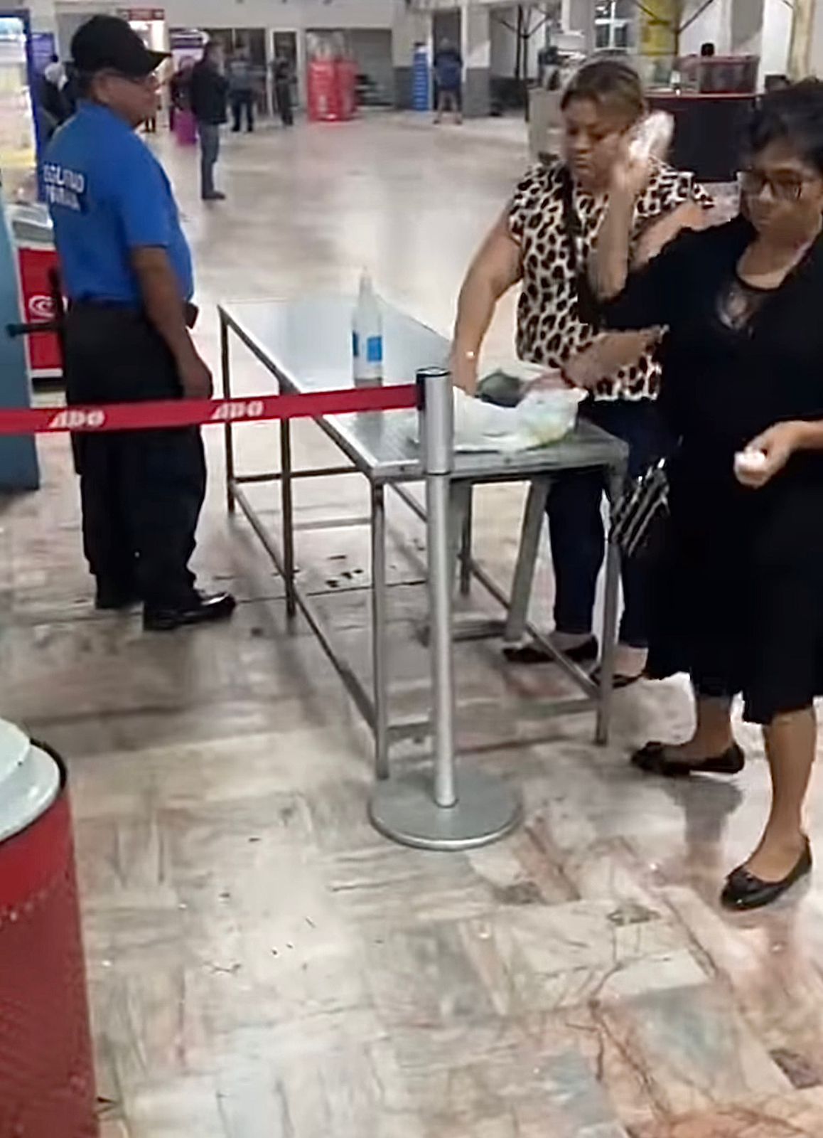 Por no permitirles pasar huevos a la central de ADO los arrojan al suelo, ahora las llaman ladies huevos