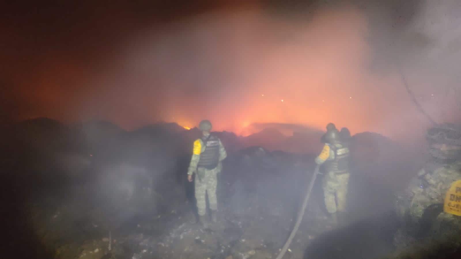 Sedena aplica el Plan DN-III-E en incendio de basurero en Veracruz puerto