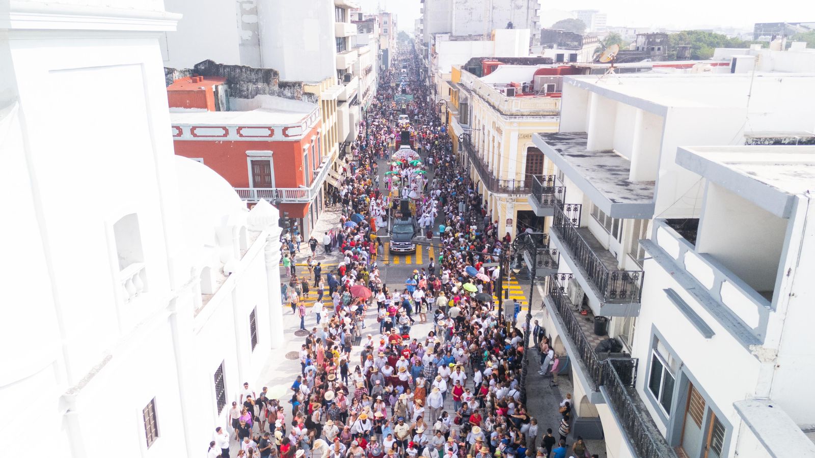 Despiden el Año Viejo en Veracruz entre mojigangas y sones jarochos