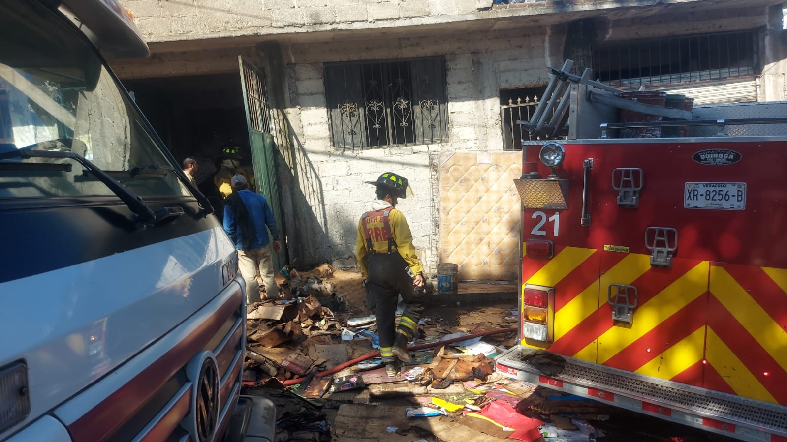 Causan incendio por pirotecnia en colonia de Xalapa