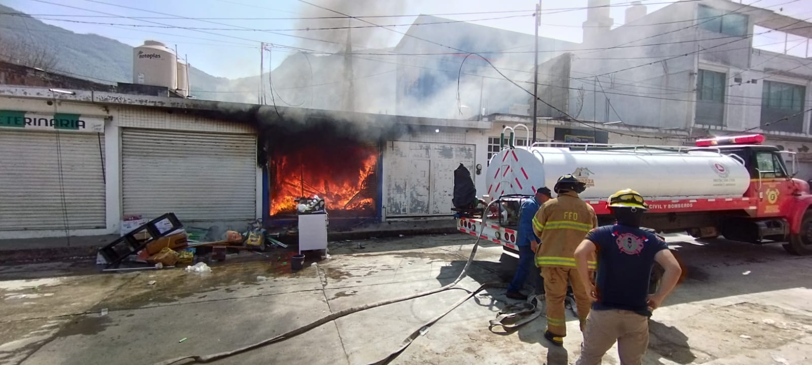 Incendio en ferretería de Camerino Z. Mendoza causa pérdida total