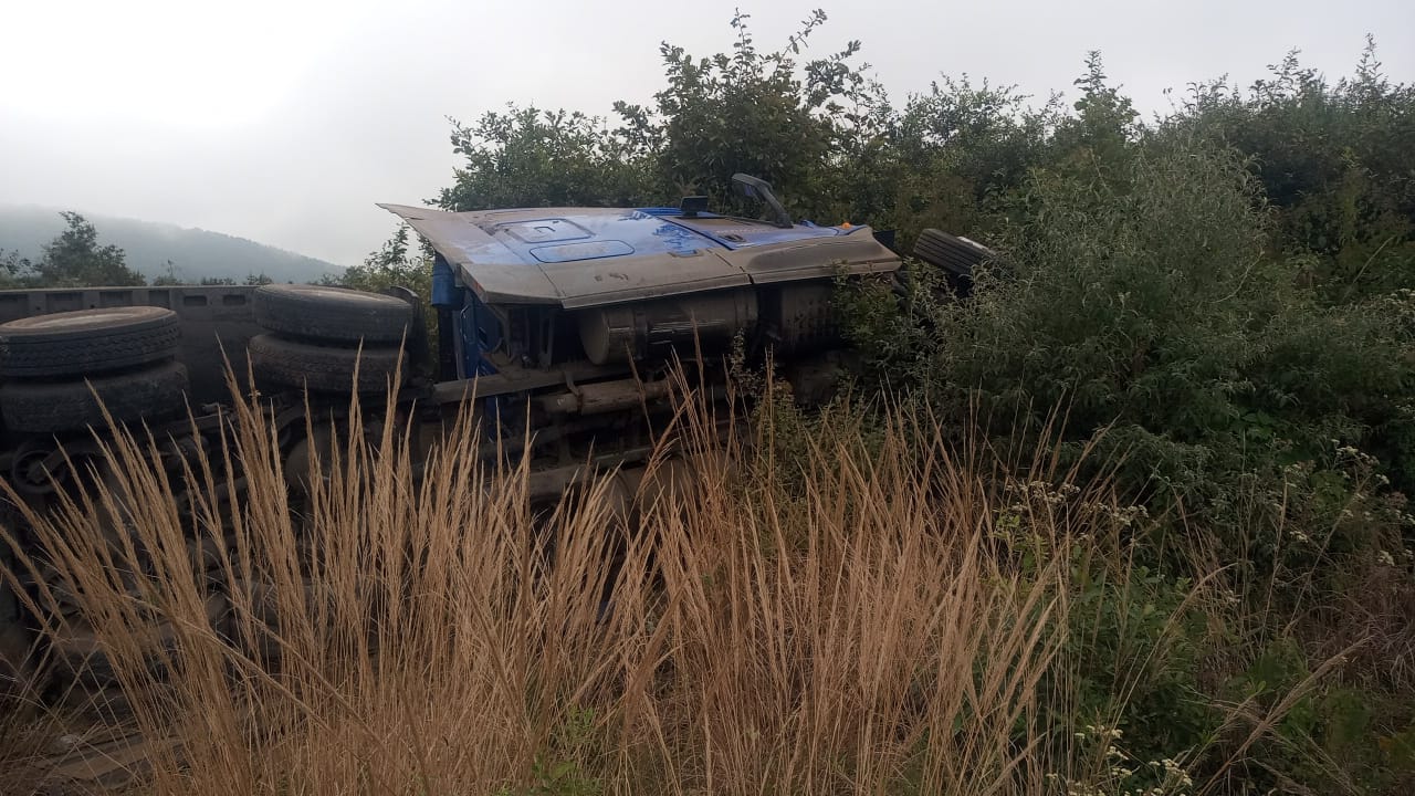 Vuelca tráiler cargado con motocicletas y cuatrimotos en las cumbres de Maltrata