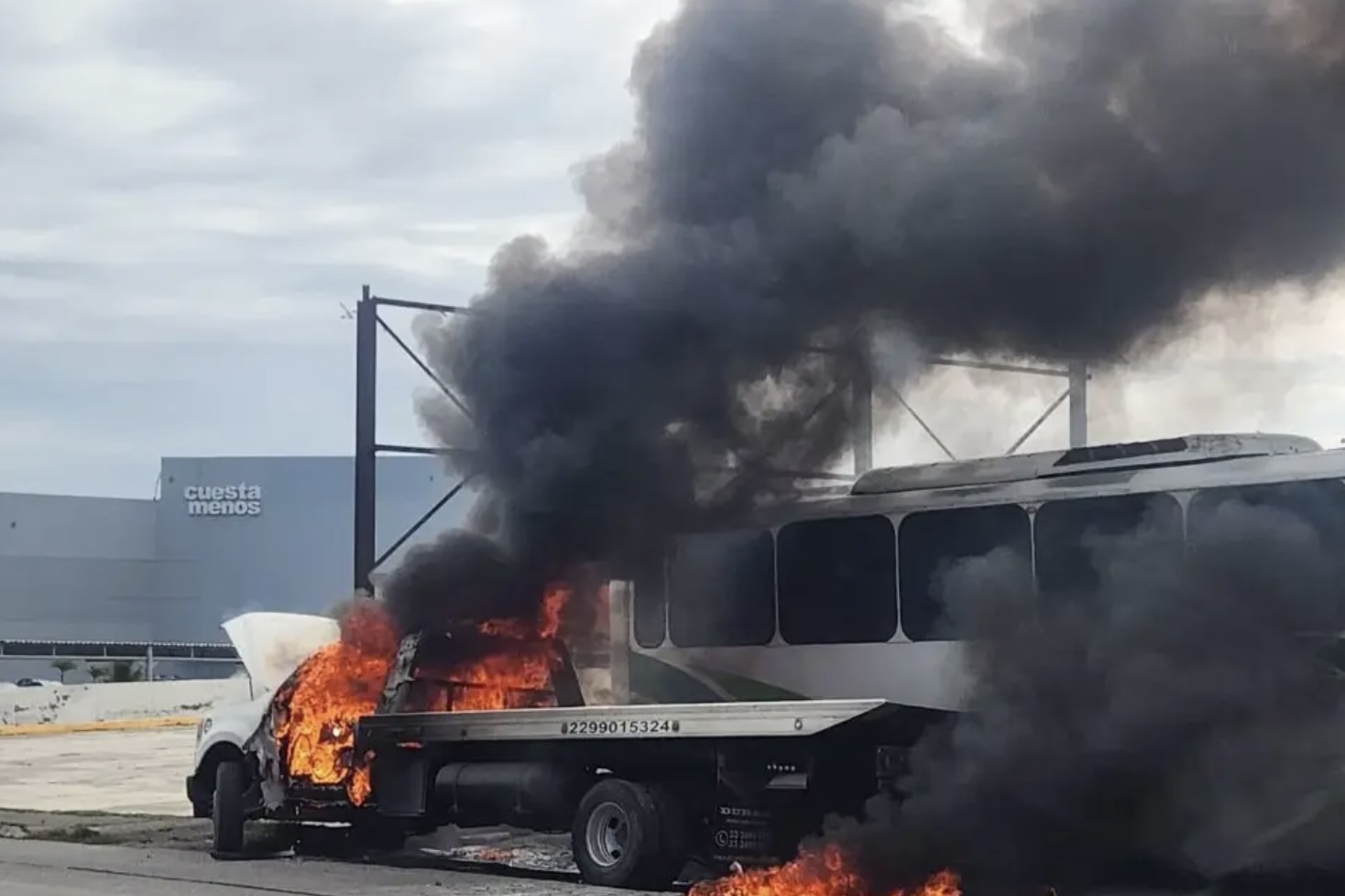 Se incendia  grúa en la avenida Rafael Cuervo en Veracruz