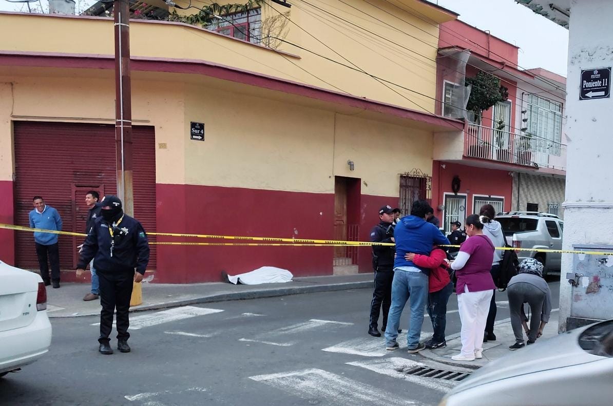 Hombre muere al caer y golpearse la cabeza en la colonia Centro de Orizaba