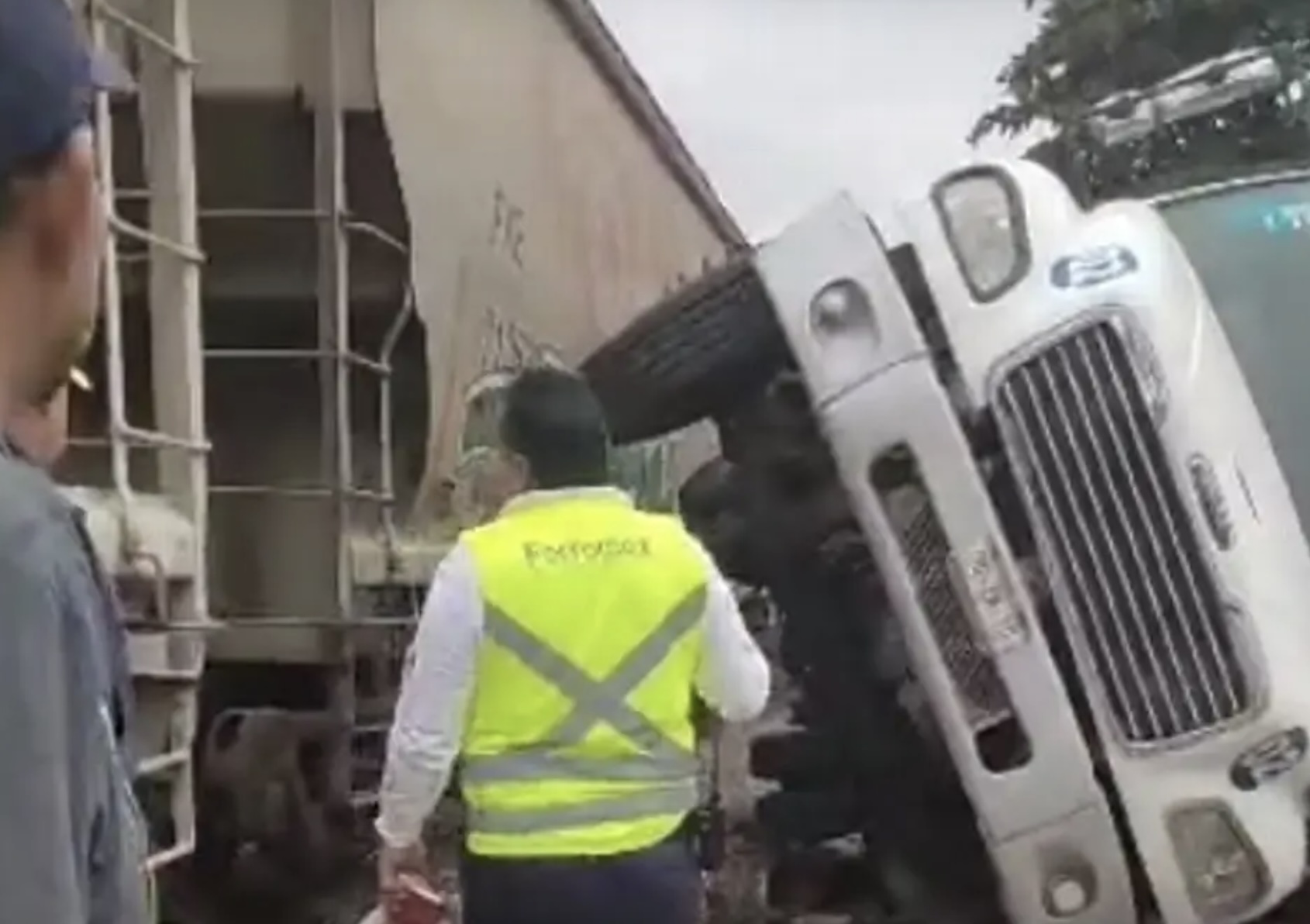 Accidente en la carretera Xalapa-Veracruz: Tren embiste a tractocamión y provoca volcadura