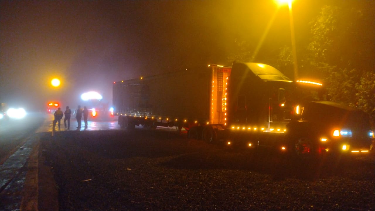 Tráiler se queda sin frenos en las cumbres de Maltrata