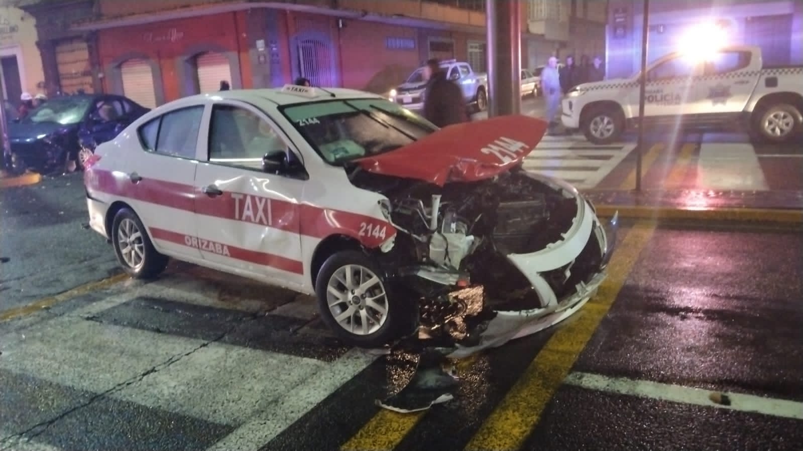 Choque entre particular y taxi en la Colonia Centro de Orizaba