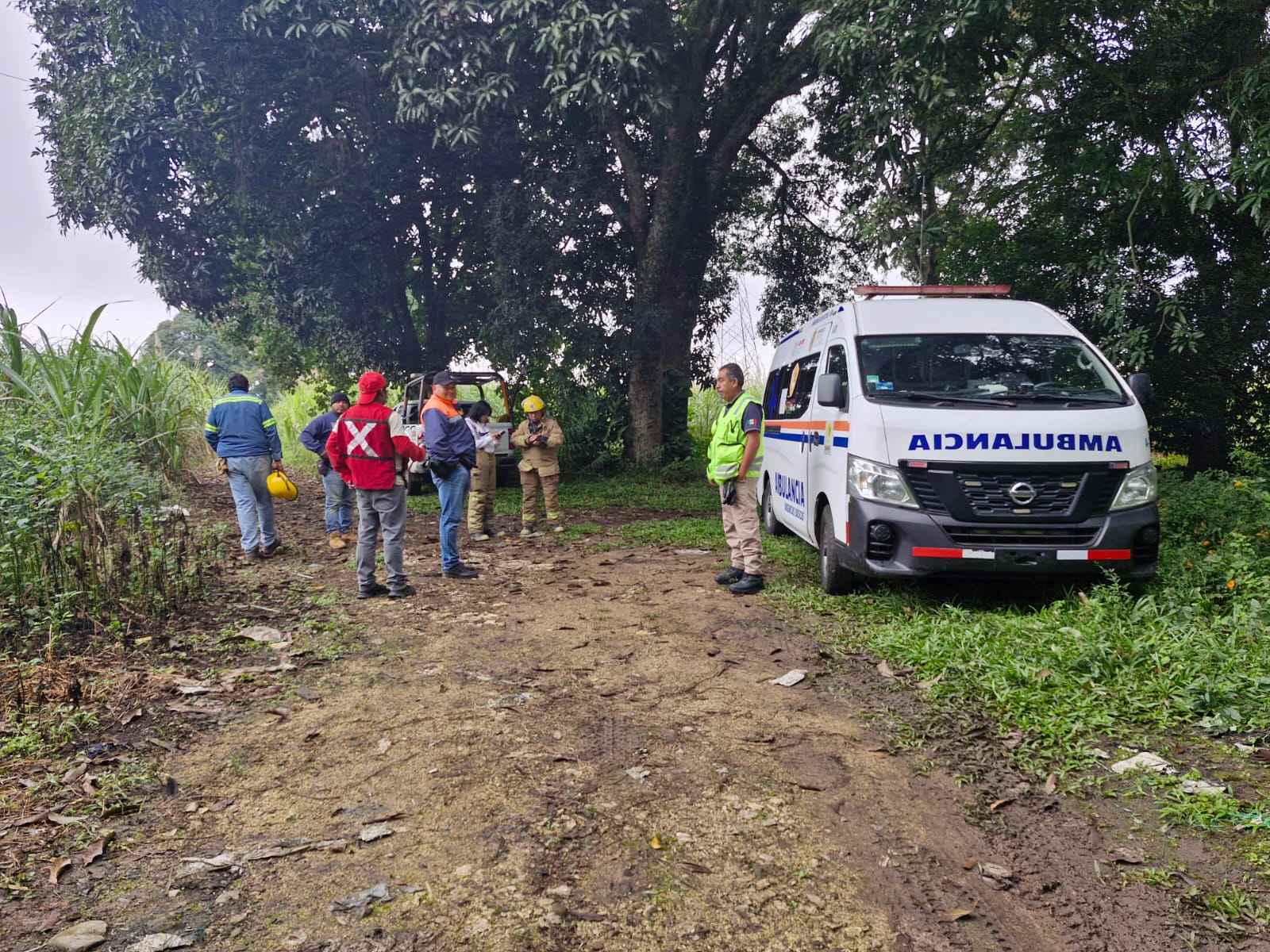 Hombre es rescatado del fondo de un pozo artesiano en Amatlán