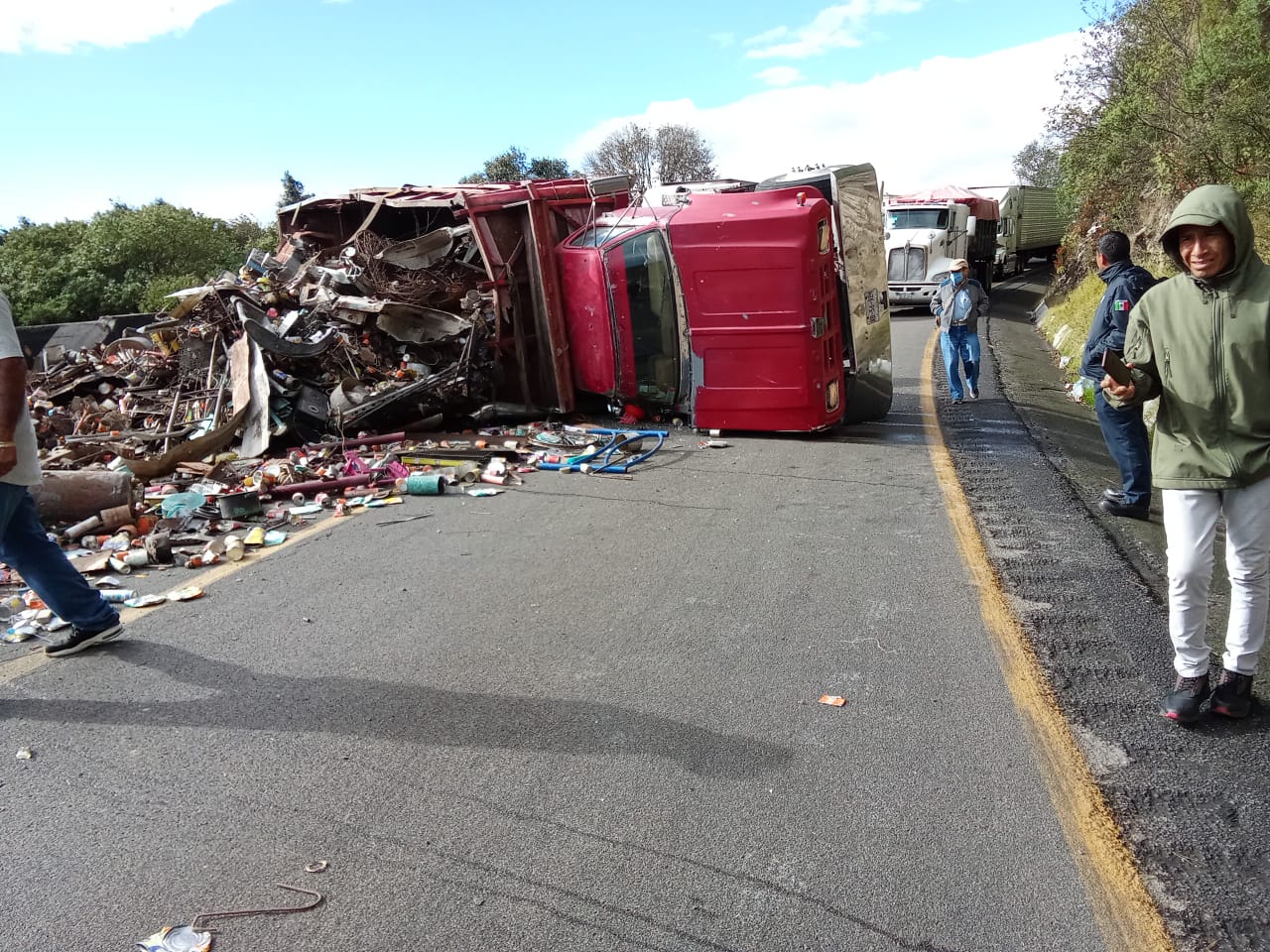 Vuelca camión con chatarra en la autopista Puebla-Orizaba, a la altura de las Cumbres de Maltrata