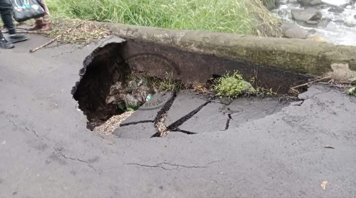 Socavón en puente La Zopilotera, un riesgo para autos particulares y de pasajeros que van a Miahuixtlán