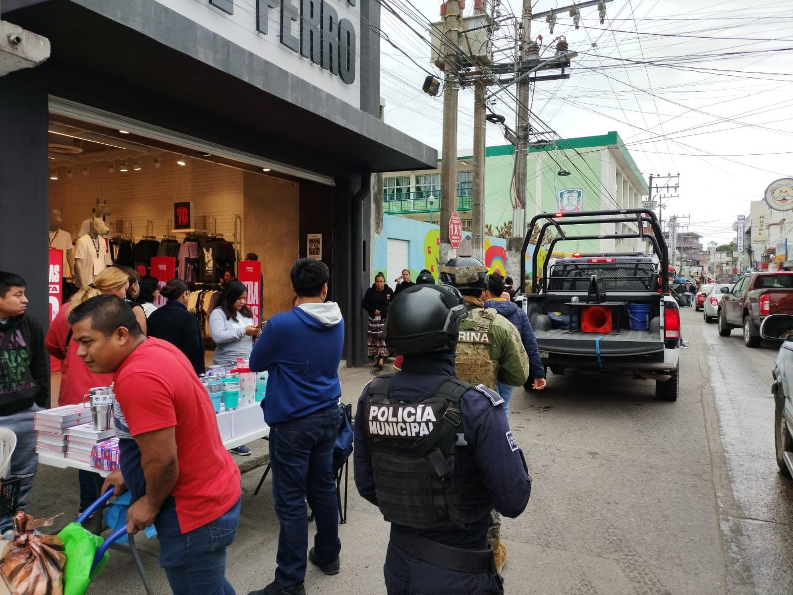 Con apoyo de militares y policías retiran ambulantes del centro de Tuxpan
