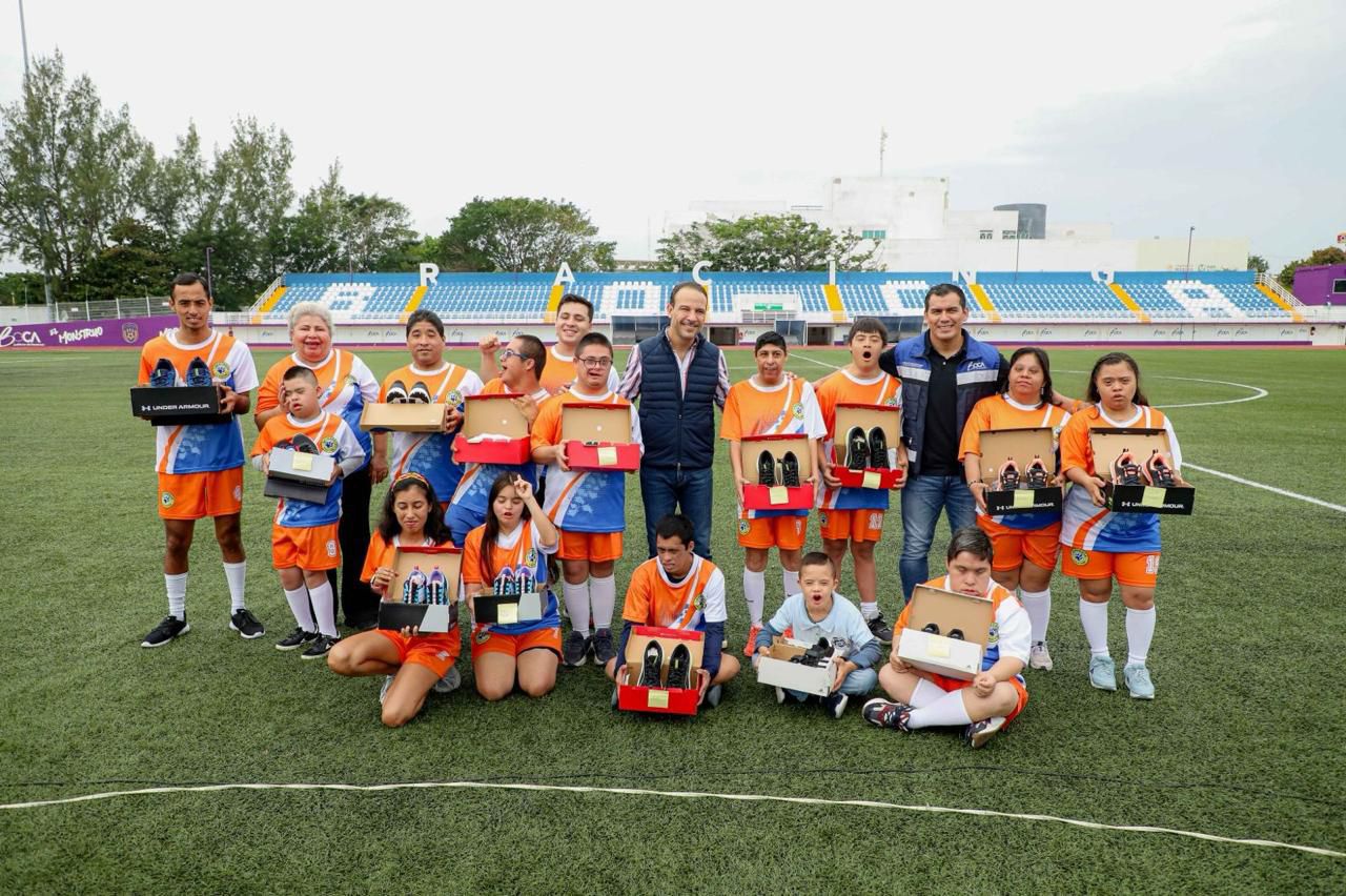 Entrega Alcalde JM Unánue calzado deportivo al equipo de futbol “Los Cachorros”