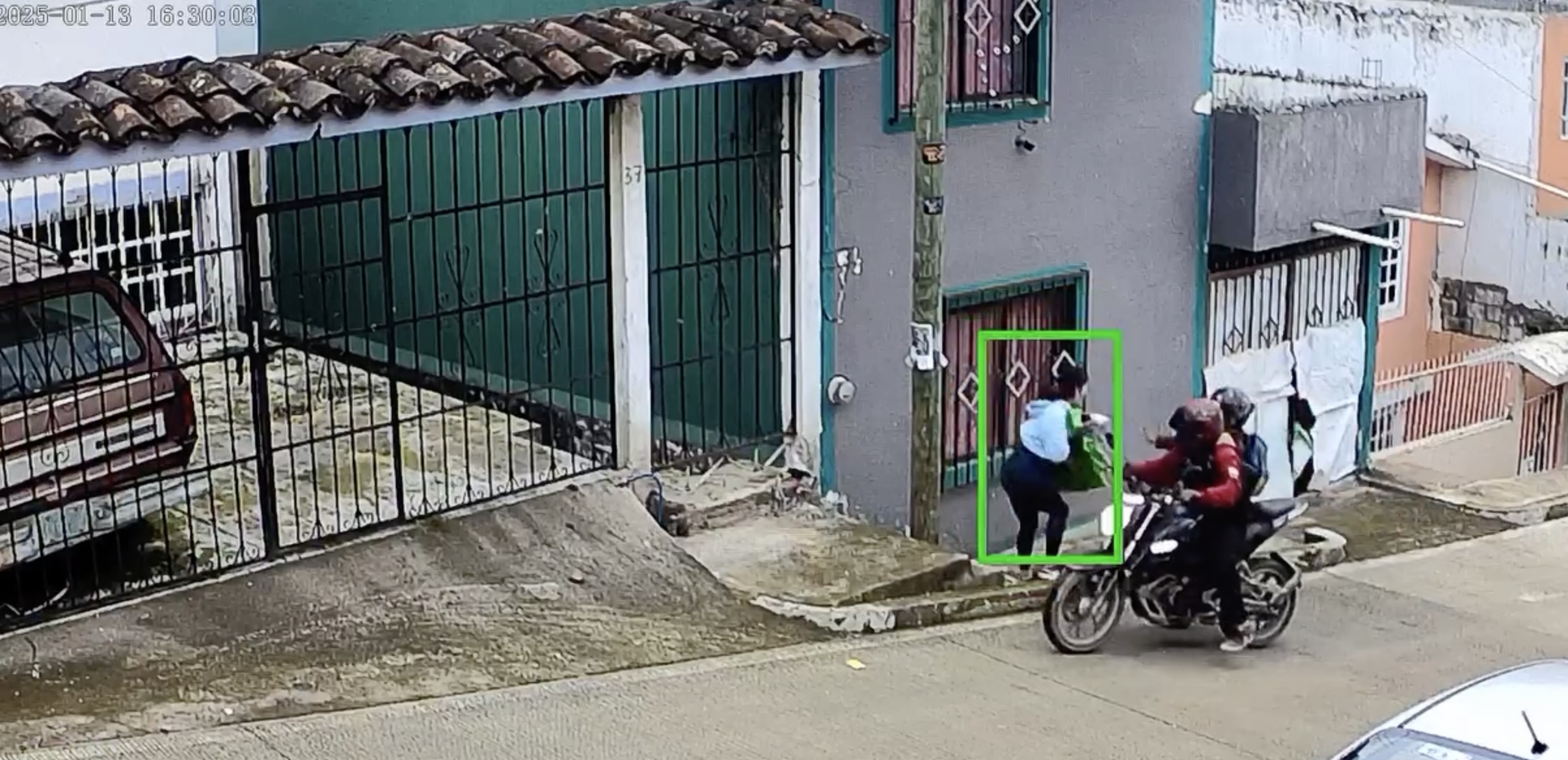 Asalto en Xalapa: Joven despojada de sus pertenencias en plena vía pública