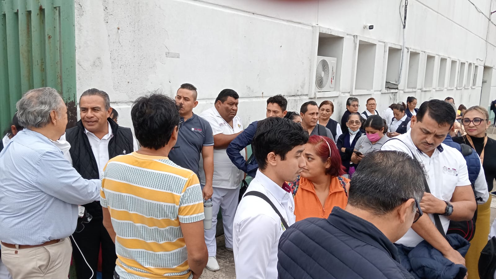 Trabajadores de Hospital Valentín Gómez Farías de Coatzacoalcos protestan por falta de pago