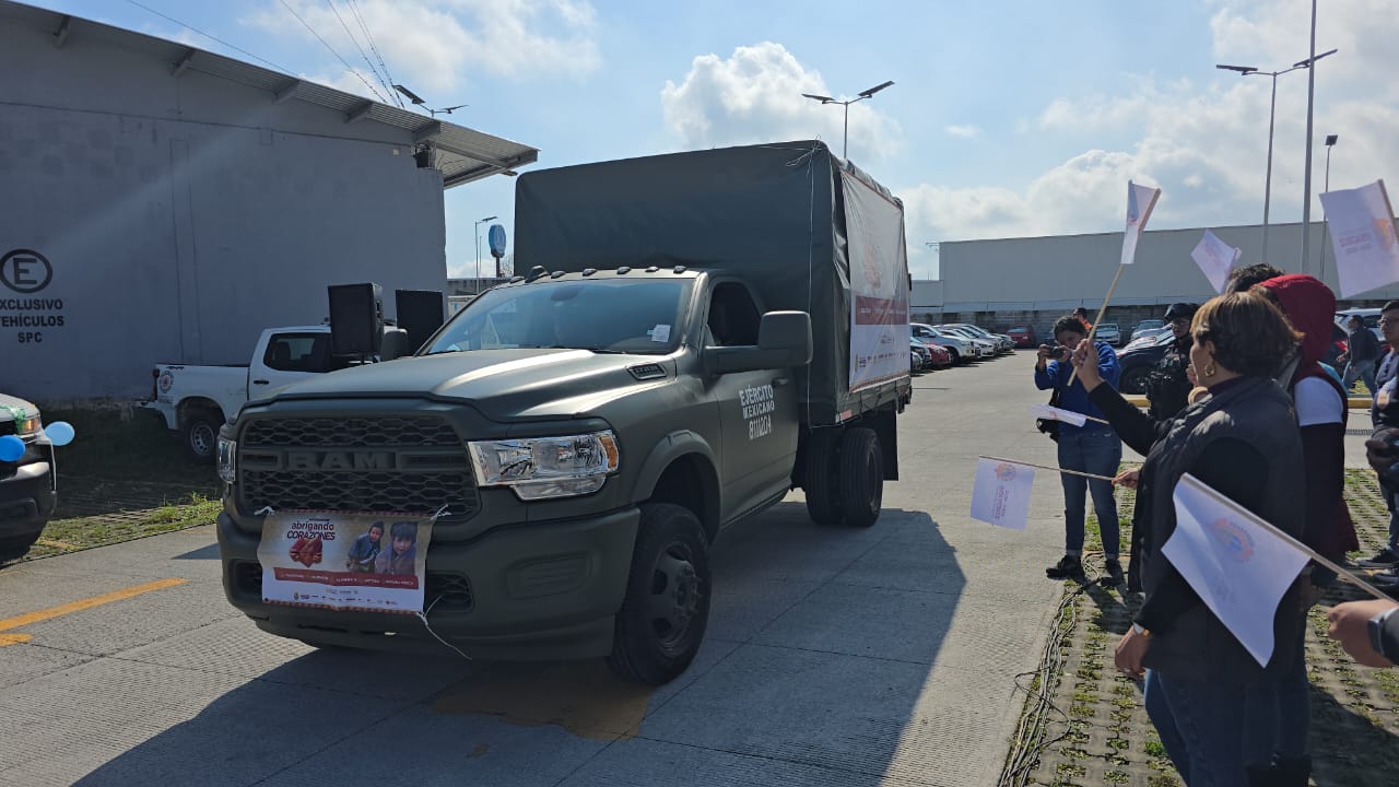 Personal de Sedena y Guardia Nacional entrega cobertores, pan y bebida caliente a pobladores de Las Vigas