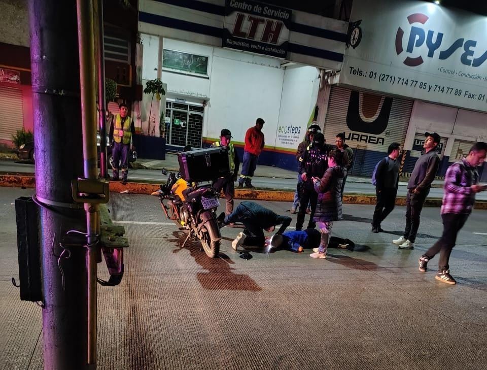 Motociclista atropella y mata a abuela empacadora de centro comercial de Córdoba