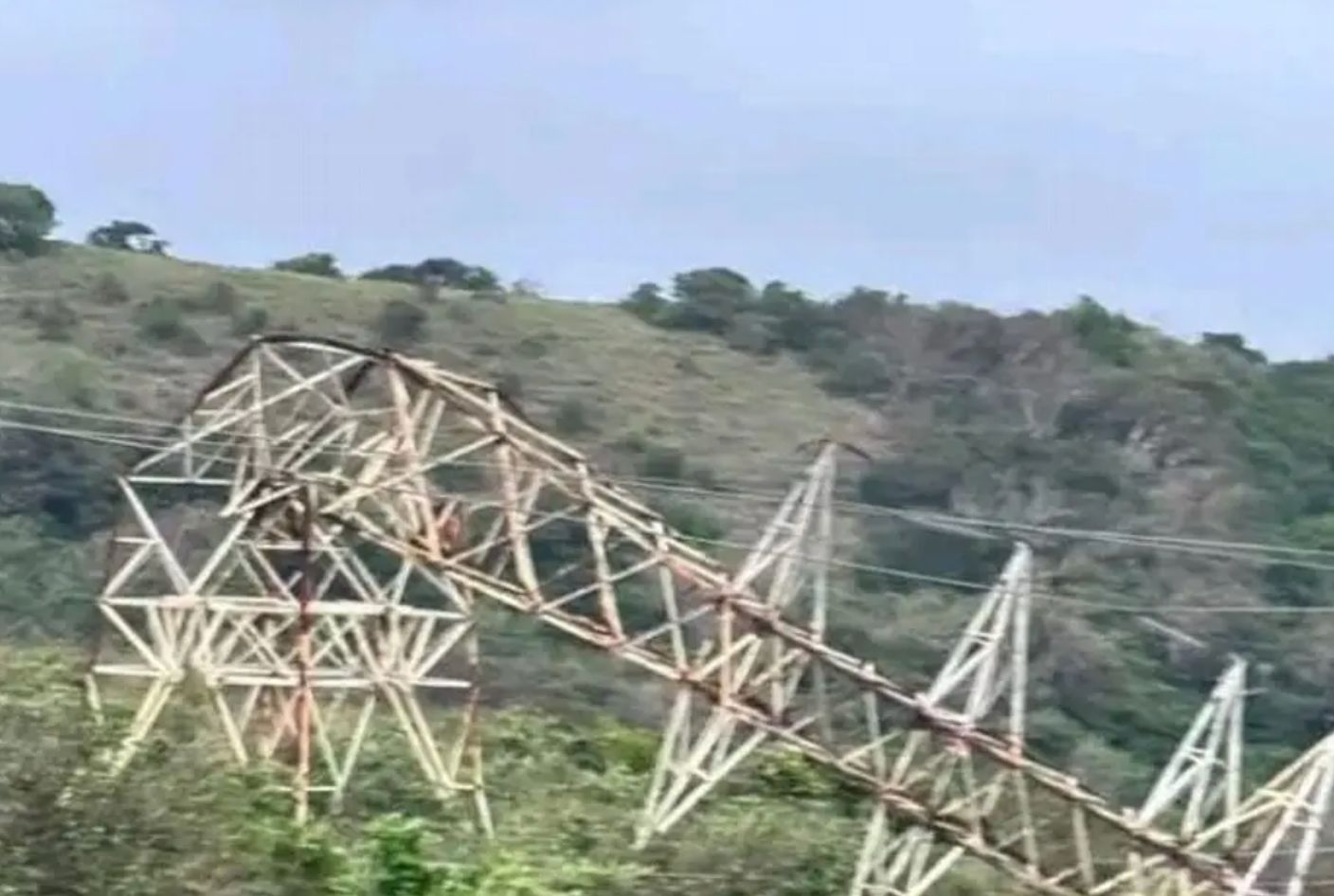 Alvarado sin luz por caída de torre de alta tensión debido al norte violento