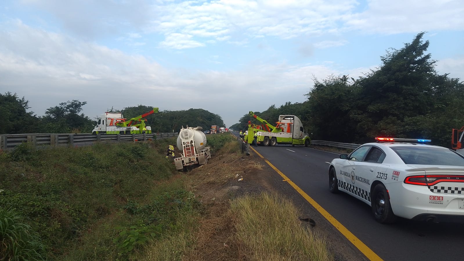 Tráiler doble pipa vuelca en la autopista 145D Cosamaloapan-La Tinaja
