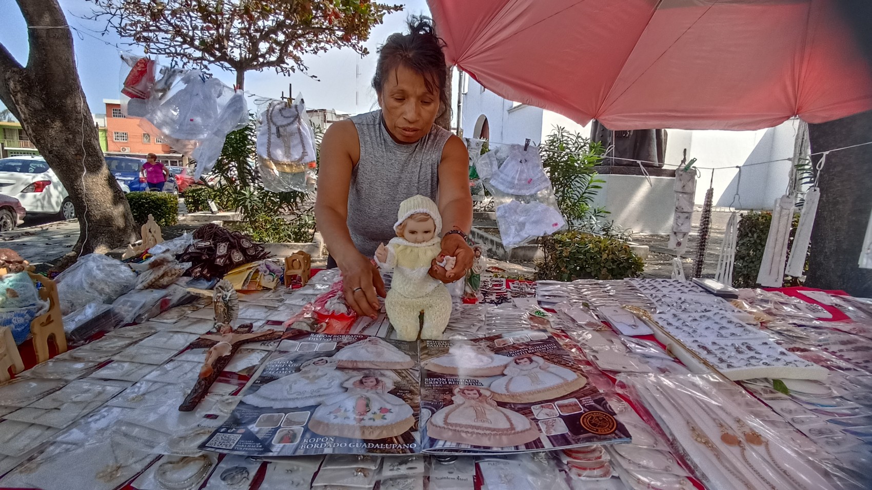 Soledad lleva 40 años dedicada a vestir al Niño Dios en Veracruz puerto