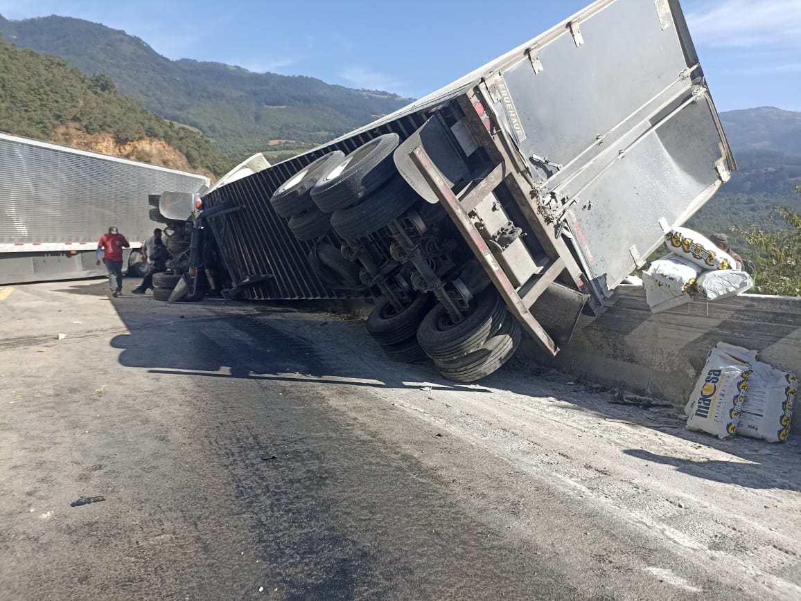 Chocan dos tráileres en las cumbres de Maltrata, dos choferes lesionados