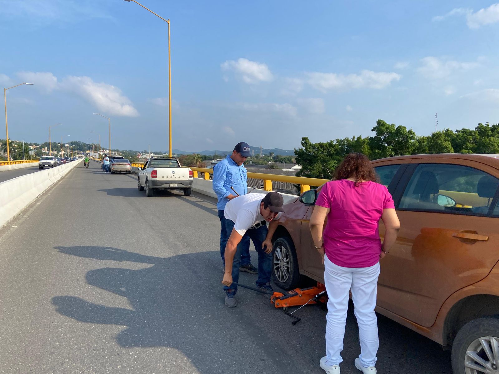 Sujetos desconocidos arrojan ponchallantas en Poza Rica