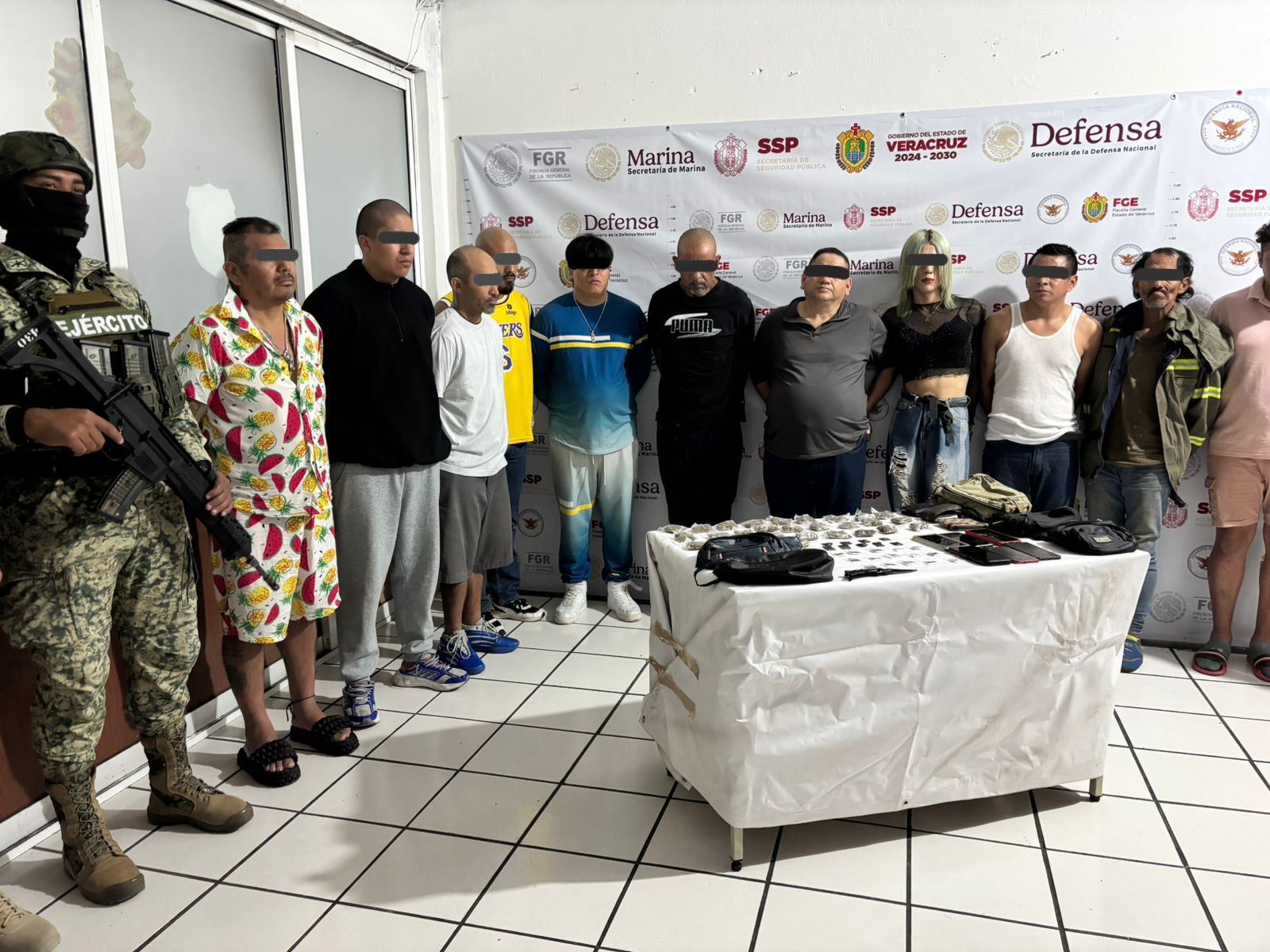 En operativo en Veracruz detienen a 11 personas y aseguran drogas y vehículos durante cateo